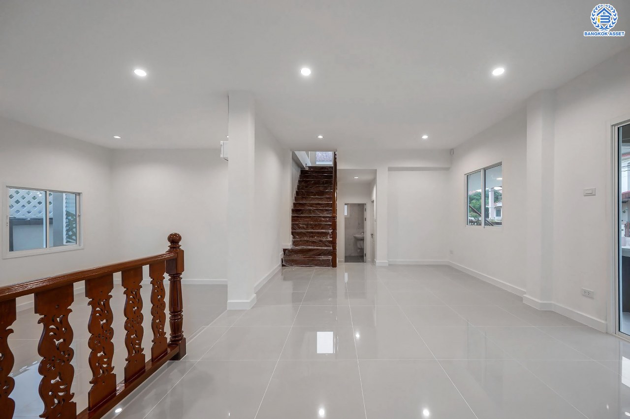 บ้านมือสองตกแต่งใหม่ โครงการ นาราภิรมย์ พุทธมณฑลสาย3 ตกแต่งหรูหรา เนื้อที่ 100 ตร.ว. พื้นที่ใช้สอย 218.73 ตร.ม. ฟังก์ชัน 3 ห้องนอน 4 ห้องน้ำ 1 ห้องแม่บ้าน จอดรถได้ 2 คัน บนทำเลเชื่อมต่อเมือง ใกล้เซ็นทรัลศาลายา, เดอะมอลล์บางแค และทางคู่ขนานลอยฟ้าบรมราชชนนี รายล้อมด้วยสิ่งอำนวยความสะดวกครบ